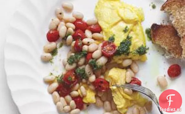 Huevos Revueltos Con Frijoles, Tomates Y Pesto