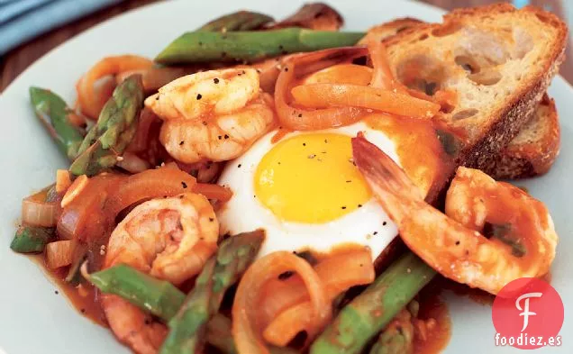 Camarones, Espárragos y Huevos en Salsa de Tomate Picante