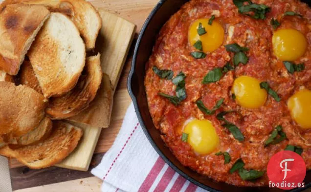 Huevos Con Tomate Sobre Tostadas