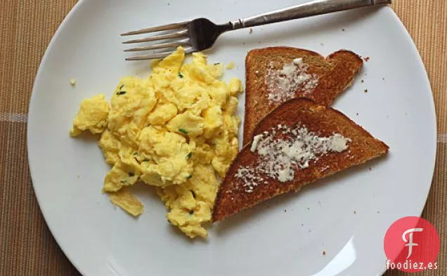 Crema Agria Y Huevos Revueltos De Cebollino