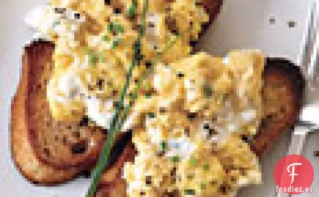 Huevos Revueltos Suaves con Ricota Fresca y Cebollino