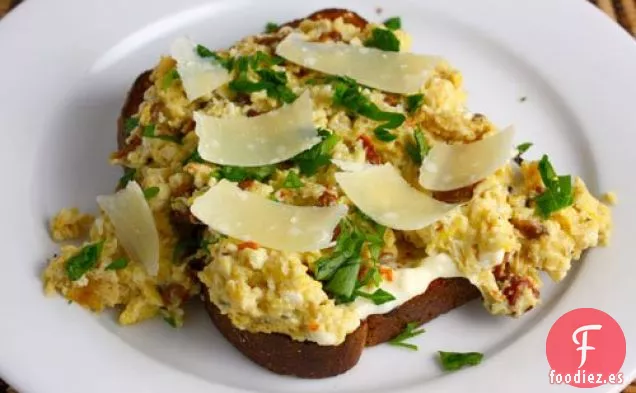 Huevos Revueltos Con Tomate Seco Al Sol Y Parmesano Reggiano