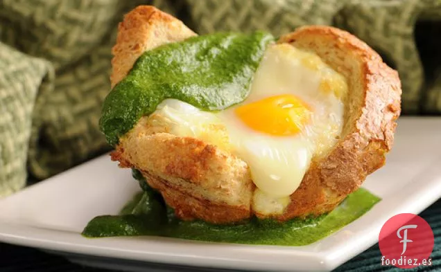Huevos En Una Canasta Con Salsa De Pesto De Espinacas Económica
