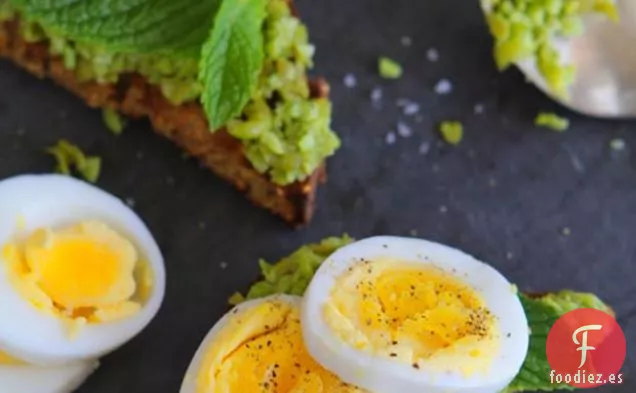 Huevos Pasados Por agua Con Puré De Guisantes Y Edamame Sobre Tostadas sin Gluten