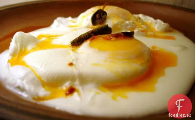 Huevos Escalfados Turcos Con Yogur Y Mantequilla De Salvia Picante
