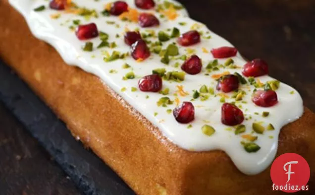 Pastel De Naranja Pegajoso Con Cobertura De Yogur Natural