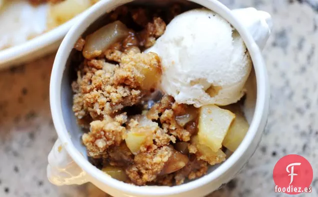 Crujiente de Pera y Canela con Helado de Vainilla