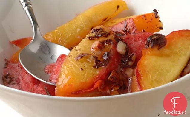 Melocotones Asados y Avellanas con Helado de Vainilla