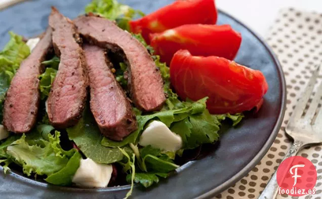 Ensalada De Bistec Con Costra De Pimienta Con Tomate De Herencia Y Burrata