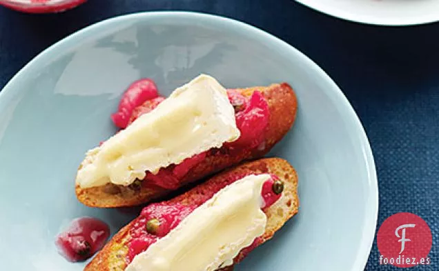 Brie, Ruibarbo y Crostini de Pimienta Verde