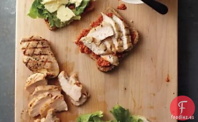 Pesto De pimiento Ahumado En Sándwiches De Pollo A La Parrilla