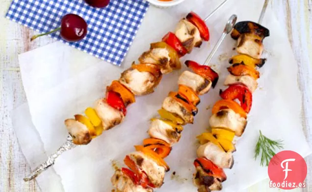 Pinchos De Pollo A La Parrilla Con Salsa De Pimienta Asada
