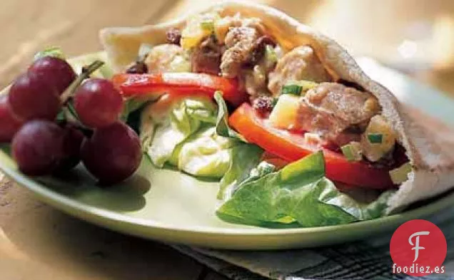 Sándwiches de Pita con Ensalada de Atún y Frutas