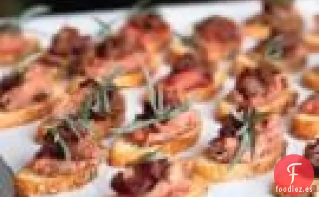 Crostini De Lomo De Ternera Con Pimienta Y Cebolla Caramelizada