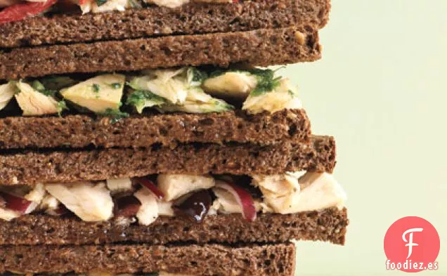 Sándwich de Atún con Cebolla Roja y Oliva Kalamata