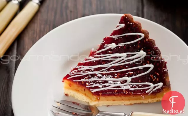 Tarta De Limón Y Frambuesa Con Llovizna De Chocolate Blanco