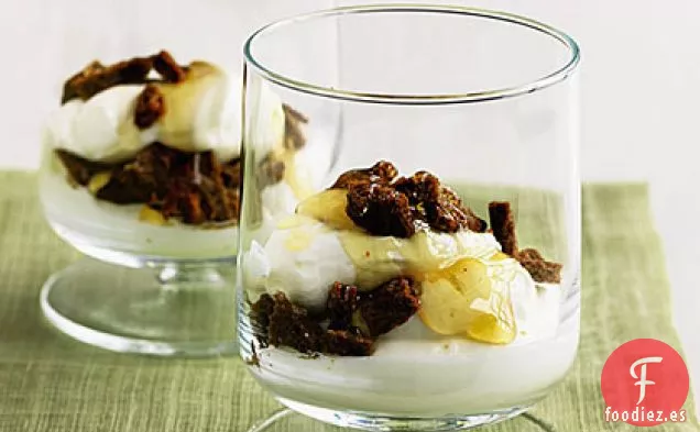 Parfait de Yogur Con Pan de Jengibre Desmenuzado y Miel