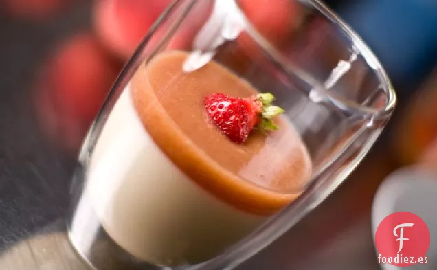 Panna Cotta De Yogur De Miel Con Puré De Melocotón Blanco