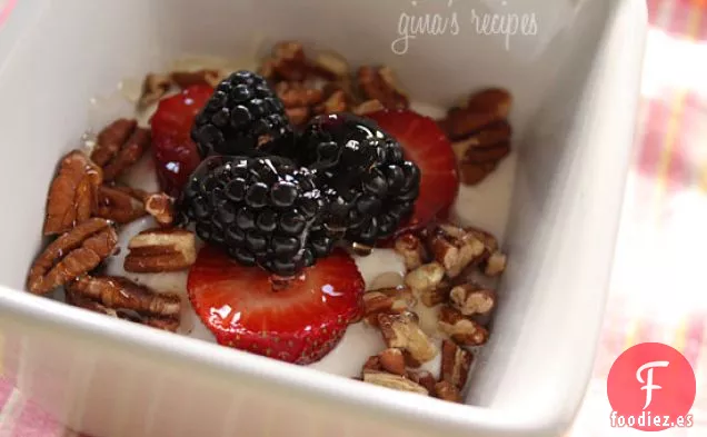 Yogur Griego Con Bayas, Nueces Y Miel
