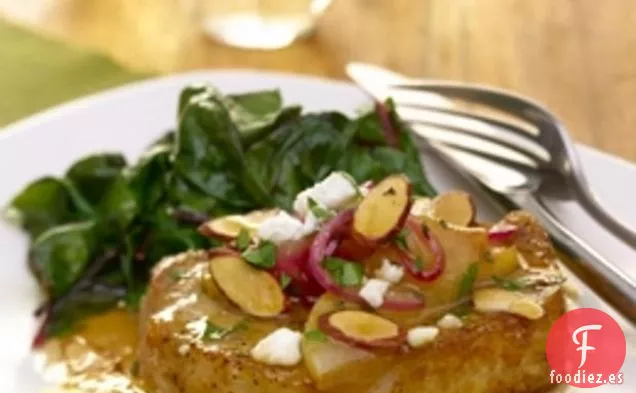 Chuletas De Cerdo Estofadas Con Miel Con Peras, Cebolla Roja, Queso Feta Y Cebolla