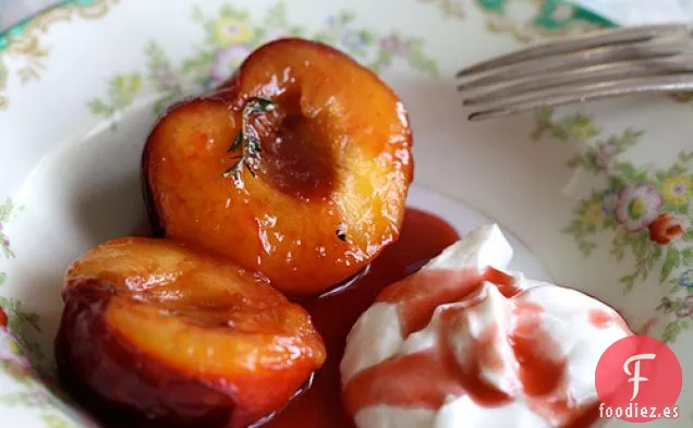 Ciruelas Tostadas Con Miel Con Tomillo Y Yogur Griego
