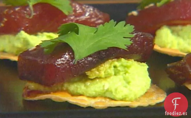 Atún Crudo Marinado con Puré de Edamame y Patatas Fritas de Wonton