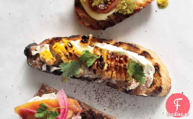 Crostini de Maíz, Crema Mexicana y Cilantro a la Parrilla