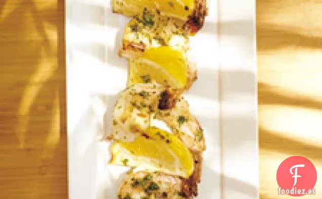 Kebabs De Camarones Con Rodajas De Limón Y Cilantro