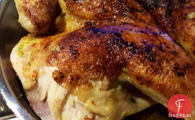 Pollo Frotado Con Especias Bajo Un Ladrillo Con Limón, Menta Y Cilantro