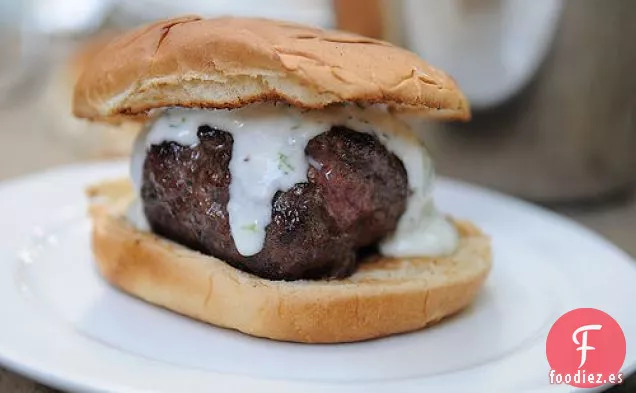 Hamburguesas De Cordero Con Yogur De Cilantro