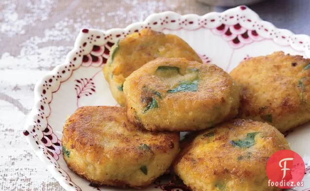 Buñuelos de Maíz con Motas de Cilantro con Salsa de Menta de Chile