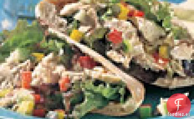 Sándwiches de Pita de Atún, Pepinillos y Verduras Picadas