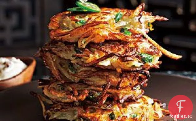 Latkes De Cilantro y jalapeño Con Crema Agria De Chipotle