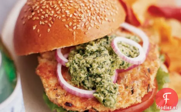 Hamburguesas de Salmón Wasabi con Pesto de Cilantro y Edamame
