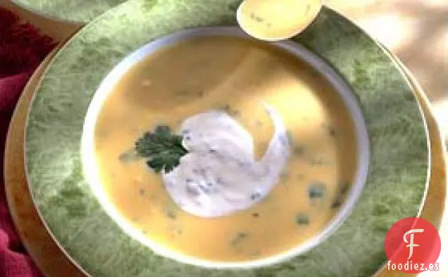 Sopa De Calabaza Amarilla Con Crema Agria De Cilantro