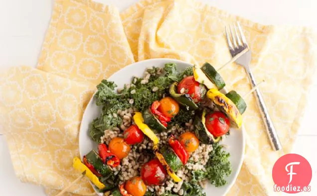 Brochetas De Verduras Marinadas Con Cilantro y lima Con Ensalada De Col Rizada De Cebada