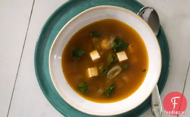 Sopa De Verduras Con Sriracha, Hierba De Limón Y Tofu