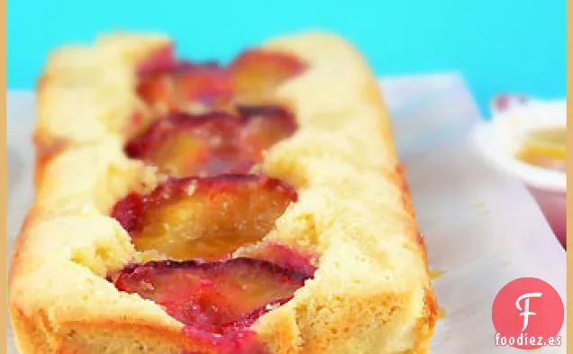 Pastel De Ciruela Y Salsa De Naranja