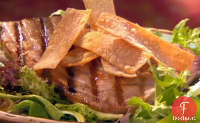 Atún a la Brasa con Aderezo de Wasabi y Limón y Patatas Fritas de Wonton de Mostaza Caliente