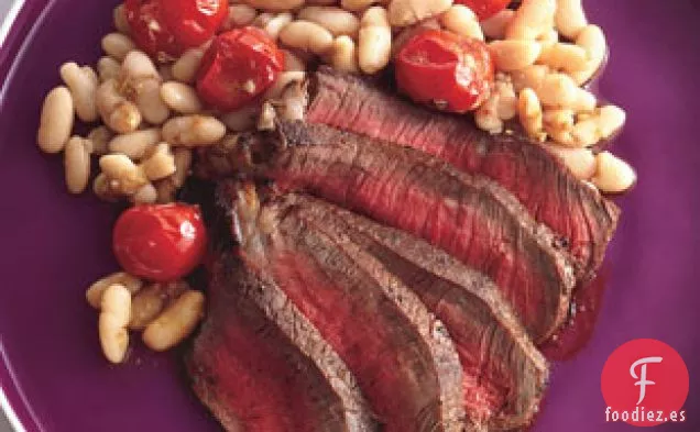 Filete De Especias Con Frijoles Blancos Y Tomates Cherry
