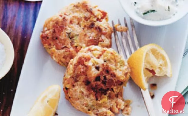 Pasteles De Salmón Y Pescado Blanco Con Salsa De Pepino De Rábano Picante