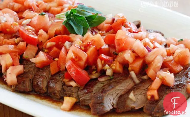 Bistec A La Parrilla Con Tomates, Cebolla Roja Y Balsámico