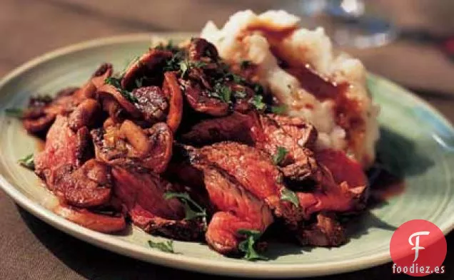 Carne de Res con Salsa de Romero y Champiñones