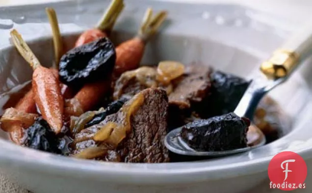 Carne de Res Cocida con Zanahorias, Cebollas y Ciruelas Secas