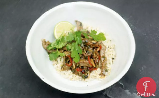 Carne De Res Chisporroteante Con Cebolletas Y Salsa De Frijoles Negros