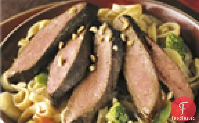 Filetes Planos De Hierro Con Salsa De Cacahuete