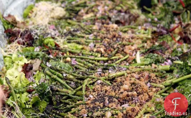 Ensalada De Verduras De Bebé Con Espárragos, Amaranto Dulce y Ajo Verde