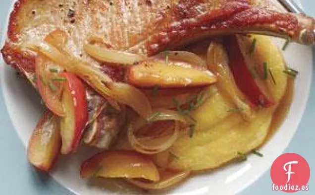 Chuletas De Cerdo Con Manzanas Salteadas Y Polenta