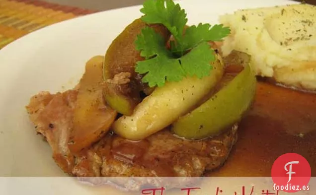 Chuletas De Cerdo Con Salsa De Cerveza Oscura y Manzanas