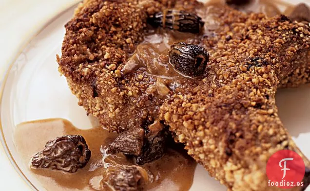 Chuletas De Cerdo Con Costra De Avellanas Con Salsa De Morcilla